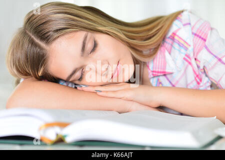 Girl sleeping on livre ouvert Banque D'Images