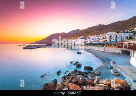 Le petit village traditionnel de Chora Sfakion, Sfakia, Chania, Crète, Grèce. Banque D'Images