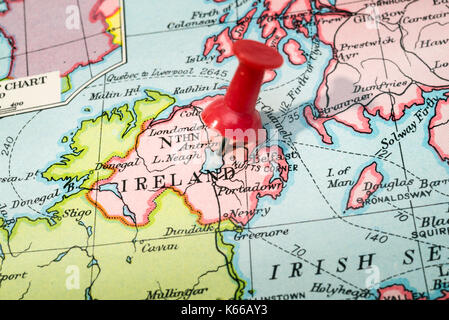 Style vintage carte montrant l'Irlande du Nord avec un bouton poussoir Banque D'Images