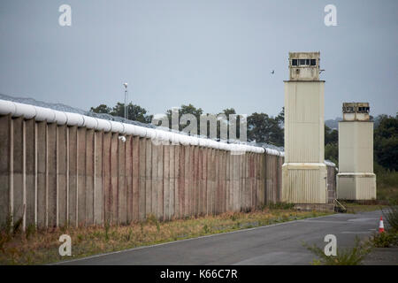 Tête de rasoir et murs de guet de l'ancienne prison de Long Kesh plan du labyrinthe d'Irlande Banque D'Images