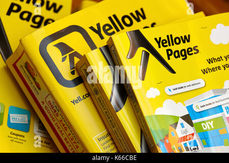 Plus tard, version plus petite de la yellow pages classées répertoire édition papier uk Banque D'Images