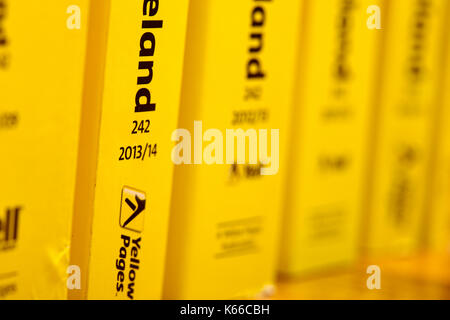 Plus petit modèle le plus tard de la yellow pages classées répertoire édition papier uk Banque D'Images