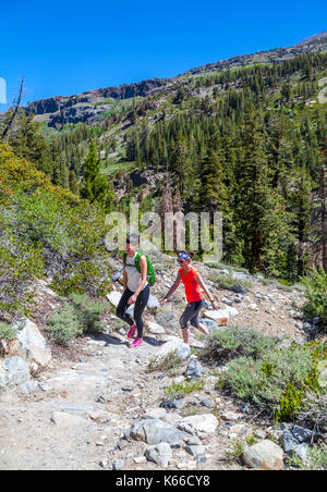 Randonneurs sur le sentier pour le lac de l'ombre dans l'Est de la Sierra en Californie du Nord Banque D'Images