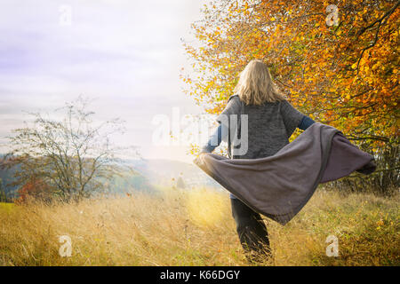 Femme au décor de l'automne danse avec un couvercle Banque D'Images