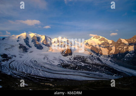 Vue aérienne sur les montagnes enneigées Piz Palü, Piz Bernina et Piz Morteratsch depuis Diavolezza Banque D'Images