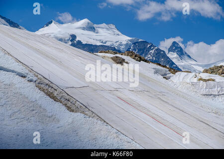 Conservation des glaciers et des pistes de neige en couvrant la neige avec des feuilles de plastique blanc à Diavolezza Banque D'Images