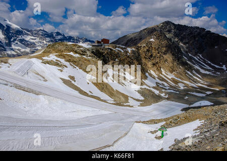 Conservation des glaciers et des pistes de neige en couvrant la neige avec des feuilles de plastique blanc à Diavolezza Banque D'Images