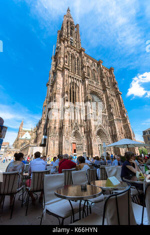 Cathédrale de Notre Dame (Notre Dame) avec le carré et un café à Strasbourg, France Banque D'Images