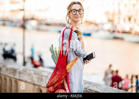 Femme avec de la nourriture à l'extérieur Banque D'Images