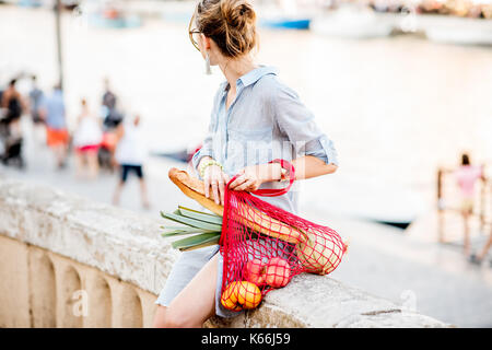 Femme avec de la nourriture à l'extérieur Banque D'Images