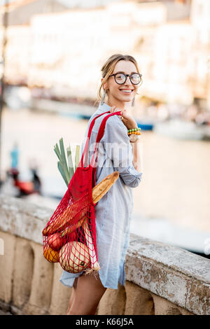 Femme avec de la nourriture à l'extérieur Banque D'Images