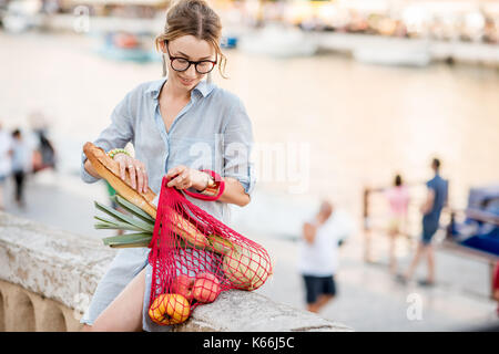 Femme avec de la nourriture à l'extérieur Banque D'Images