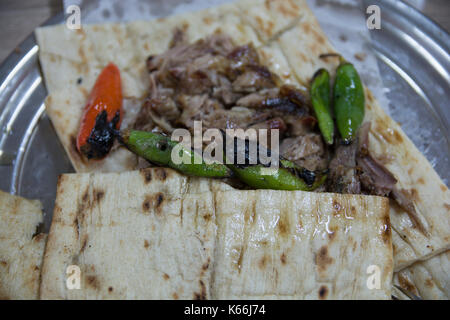 Dans les puits spécialement préparés, ovins viande est cuite au feu de bois dans la cuisine traditionnelle de la Turquie. Banque D'Images