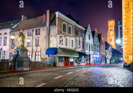 La rozenhoedkaai Vue de nuit à Bruges avec le perez de malvenda house et belfort van Brugge en arrière-plan, Belgique Banque D'Images