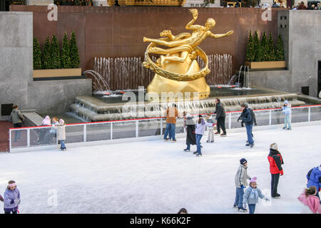 Paul Manship's Golden Statut de Pormetheus au Rockefeller Center, Manhattan, New York - décembre 2005. Banque D'Images