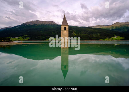 Le clocher de l'église du village inondé alt graun dépasse le reschensee, lago di resia Banque D'Images