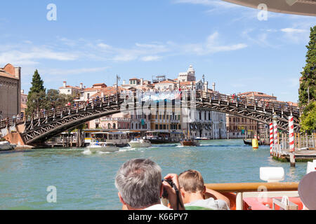 Les touristes sur un vaporetto desservant le Grand Canal, Venise, Italie à partir de la première personne à bord par l'avant à l'Accademia B Banque D'Images