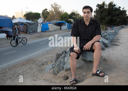 Mohammed aly, un avocat et activiste qui a fondé la coalition orange county de la pauvreté sur le campement de sans-abri sur la rivière Santa Ana Banque D'Images