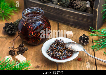 Bonbons de Sibérie traditionnel : confiture pommes de pin Banque D'Images