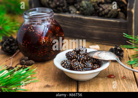 Bonbons de Sibérie traditionnel : confiture pommes de pin Banque D'Images