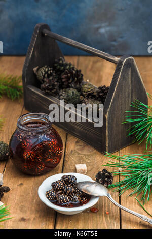 Confiture de pommes de pin en pot avec boîte en bois Banque D'Images