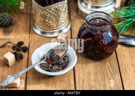 Bonbons de Sibérie traditionnel : confiture pommes de pin Banque D'Images