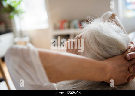 Plus woman relaxing with hands behind head Banque D'Images