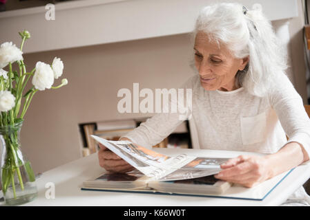 Femme plus âgée bénéficiant d'album photos Banque D'Images