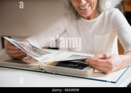 Femme plus âgée, bénéficiant d'un album photo Banque D'Images