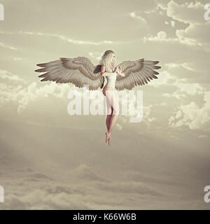 Femme ange qui volait dans les nuages Banque D'Images