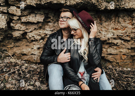 Affectueux Middle Eastern woman cuddling à proximité de rochers Banque D'Images