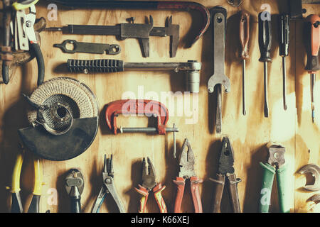 Accroché sur le mur en bois outils Banque D'Images