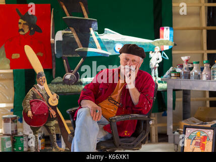 Portrait of caucasian man sitting in workshop Banque D'Images