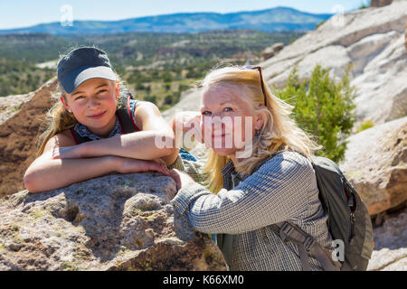 Portrait de grand-mère et petite-fille de race blanche leaning on rock Banque D'Images