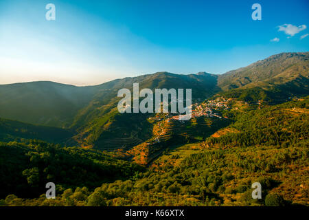 Vue fantastique sur les montagnes entourant Loriga Banque D'Images