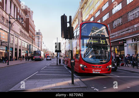 Londres, Royaume-Uni - 08 février : london transport public bus rouge trafic sur Oxford Street à Londres, Royaume-Uni - 08 février, 2015 ; Oxford street à lon Banque D'Images