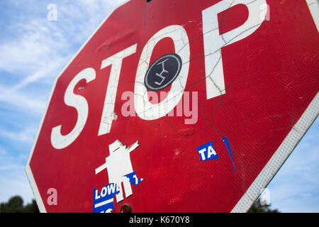 Panneau d'arrêt avec graffitis sur elle Banque D'Images