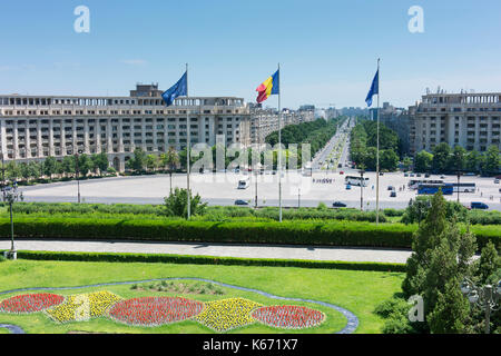 À la recherche du palais du parlement vers l'est le long de bulevardul unirii (liberty avenue). Banque D'Images