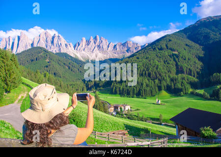 Femme profiter de la vue des dolomites dans le val di funes valley, Santa Maddalena village touristique, Dolomites, Italie, Europe