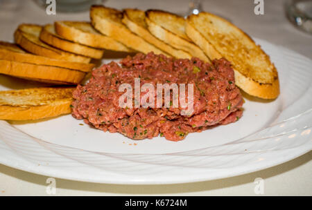 Tartare de boeuf avec des tranches de pain grillé steak tartare. Banque D'Images