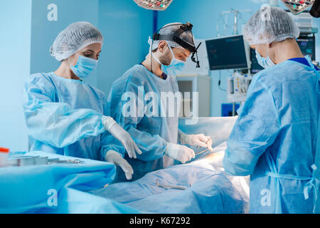 Chirurgien attentif passe difficile opération Banque D'Images