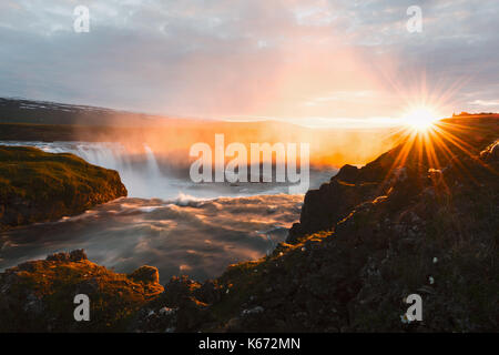 Le coucher du soleil le pittoresque cascade godafoss Banque D'Images