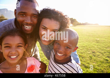 Portrait of a smiling black famille en plein air, Close up Banque D'Images