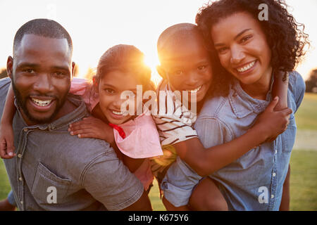 Jeune black couple avec enfants sur piggyback Banque D'Images