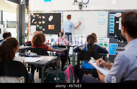 Enseignant stagiaire d'apprendre comment enseigner aux élèves du primaire Banque D'Images