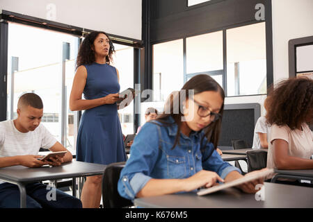 Teacher standing en plein milieu de sa high school class Banque D'Images