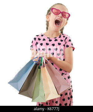 Jolie petite fille avec bâillements panier, portrait, vêtue de rose avec coeur de formes, fond blanc Banque D'Images