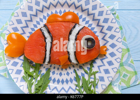Sandwich au saumon poisson rigolo pour les enfants déjeuner Banque D'Images