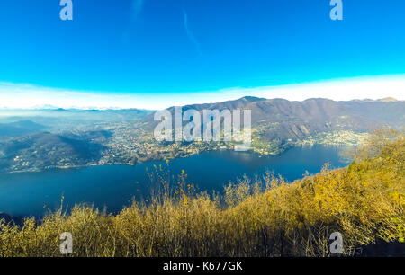 Vue aérienne panoramique pittoresque du lac de Côme, Lombardie, Italie province. Vue sur la ville de Brunate Banque D'Images