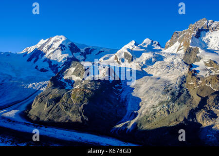 Les sommets des montagnes liskamm, Castor, Pollux et le glacier grenzgletscher, vu de rotenboden à travers la vallée Banque D'Images